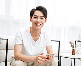 度假中使用中国电信CTExcel全球短信服务的女性