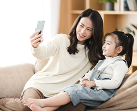 使用中国电信CTExcel高速流量听音乐的女性