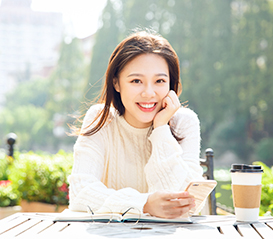 使用中国电信CTExcel加拿大手机卡服务的女性